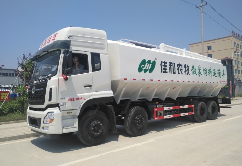 液壓散裝飼料車(chē)是怎么操作的？要注意哪些事項(xiàng)？